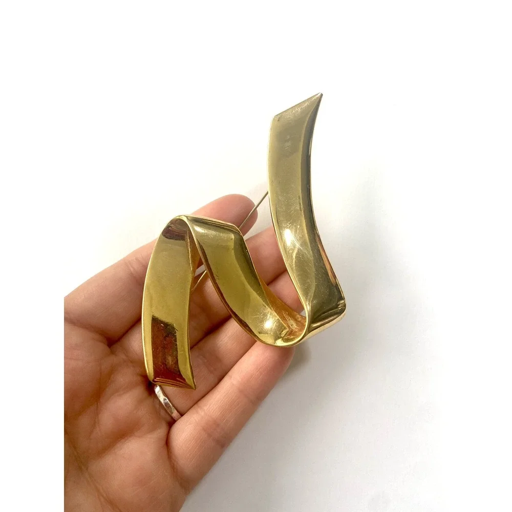 Monet Vintage Gold Tone Abstract Ribbon Wavy Brooch Pin Signed Statement Jewelry